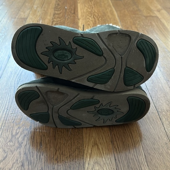 UGG - Picture 4 of 5